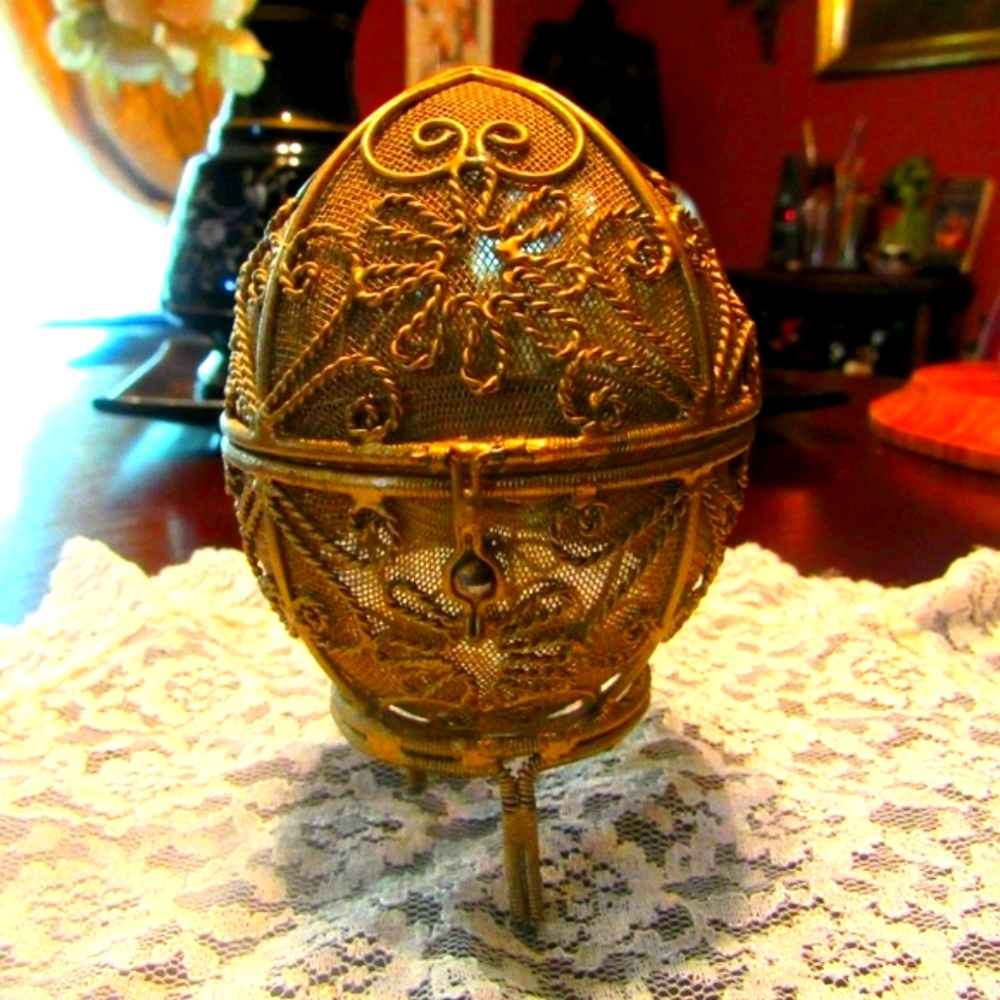 ▪️⚜️▪️Beautiful Vintage Original Hand Crafted Gold Wire Hinged Egg